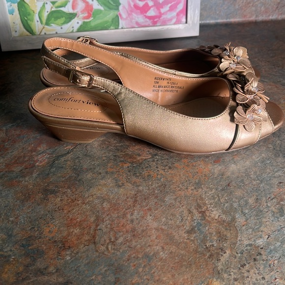 Comfortview sling back shoes, gold size 10 like new - Picture 2 of 8